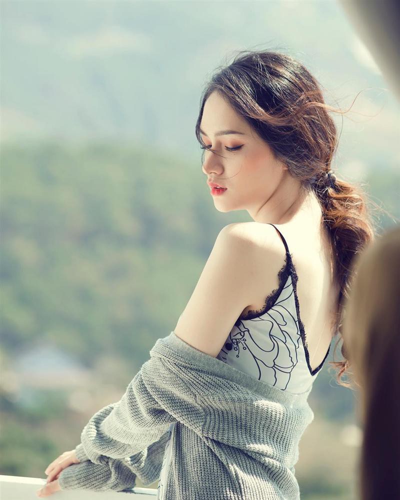 Hương Giang thả thính với kiểu make up sương sương nhưng dân tình lại cứ soi vào động tác múa quạt như Khá Bảnh - Ảnh 9. Hương Giang thả thính với kiểu make up sương sương nhưng dân tình lại cứ soi vào động tác múa quạt như Khá Bảnh - Ảnh 9.