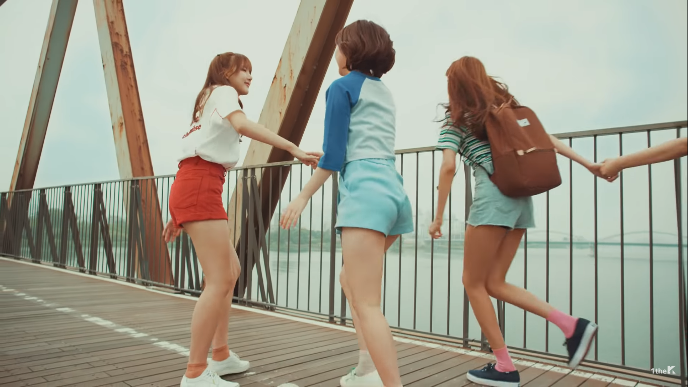Điểm mặt những MV Kpop với chủ đề LGBT có thể bạn chưa biết (P.2) - Ảnh 8. Điểm mặt những MV Kpop với chủ đề LGBT có thể bạn chưa biết (P.2) - Ảnh 8.