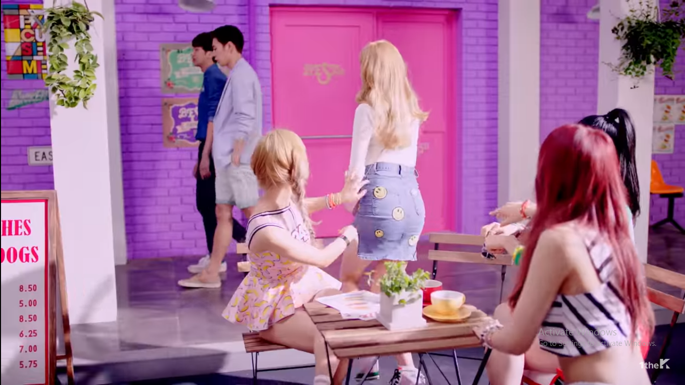 Điểm mặt những MV Kpop với chủ đề LGBT có thể bạn chưa biết (P.2) - Ảnh 12. Điểm mặt những MV Kpop với chủ đề LGBT có thể bạn chưa biết (P.2) - Ảnh 12.