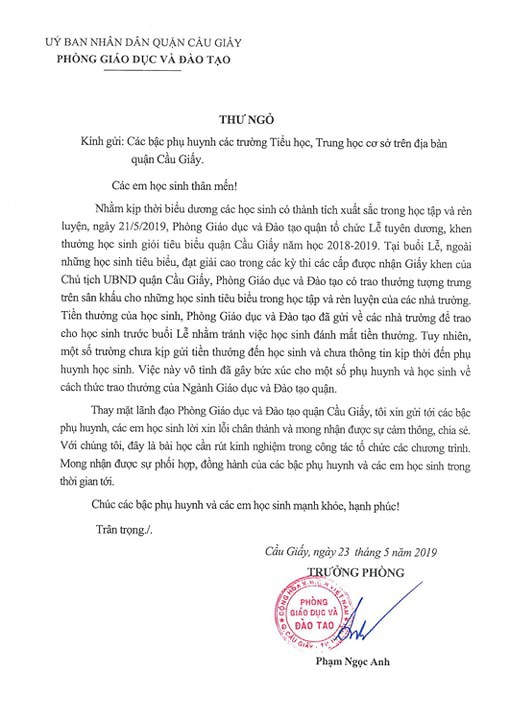 Hà Nội: Trưởng Phòng GD&ĐT Cầu Giấy xin lỗi việc học sinh tiêu biểu được tặng hộp quà rỗng - Ảnh 2. Hà Nội: Trưởng Phòng GD&ĐT Cầu Giấy xin lỗi việc học sinh tiêu biểu được tặng hộp quà rỗng - Ảnh 2.