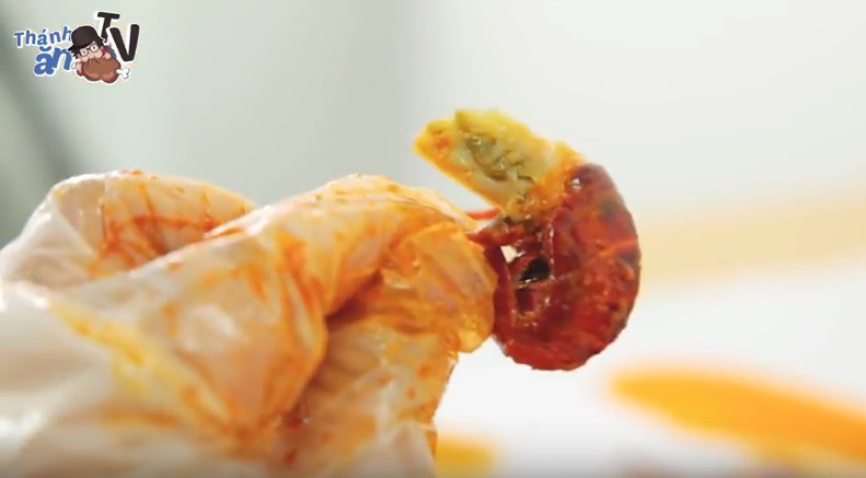 Review món tôm hùm đất: Mạnh dạn bỏ càng, đầu; thịt ở thân chỉ còn đúng bằng 1 đốt ngón tay - Ảnh 3.