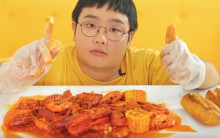Review món tôm hùm đất: Mạnh dạn bỏ càng, đầu; thịt ở thân chỉ còn đúng bằng 1 đốt ngón tay