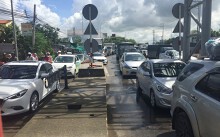 Tài xế phản đối khiến giao thông ùn tắc, BOT T2 phải xả trạm liên tục