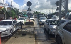 Tài xế phản đối khiến giao thông ùn tắc, BOT T2 phải xả trạm liên tục