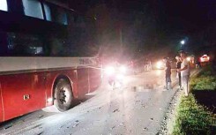 Va chạm với xe khách trong đêm, 2 nam sinh lớp 8 tử vong
