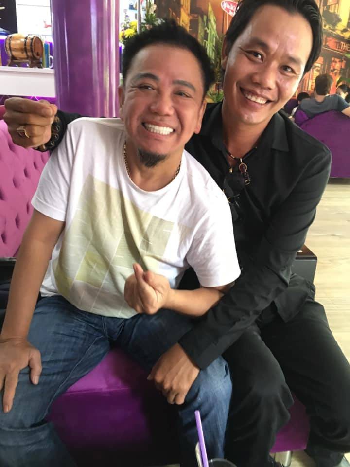 Hồng Tơ tươi cười xuất hiện cùng bạn bè sau khi bị bắt vì đánh bạc - Ảnh 2. Hồng Tơ tươi cười xuất hiện cùng bạn bè sau khi bị bắt vì đánh bạc - Ảnh 2.