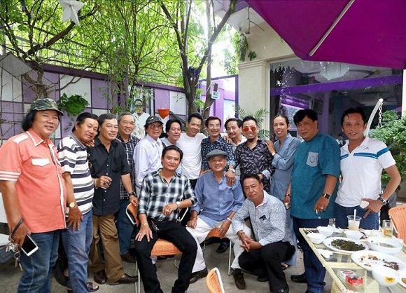 Hồng Tơ tươi cười xuất hiện cùng bạn bè sau khi bị bắt vì đánh bạc - Ảnh 1. Hồng Tơ tươi cười xuất hiện cùng bạn bè sau khi bị bắt vì đánh bạc - Ảnh 1.