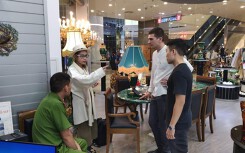 Bella chơi lớn với màn 'tự sướng' đắt đỏ, làm vỡ tan tành bình hoa 17 triệu đồng