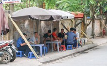 Hà Nội: Thản nhiên ngồi trà đá dưới bức tường 'chờ' sập