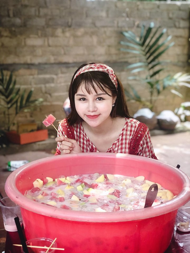 Hot girl Hằng Hương: Bà Tân Vlog thực sự chân chất chứ không phải diễn - Ảnh 1. Hot girl Hằng Hương: Bà Tân Vlog thực sự chân chất chứ không phải diễn - Ảnh 1.