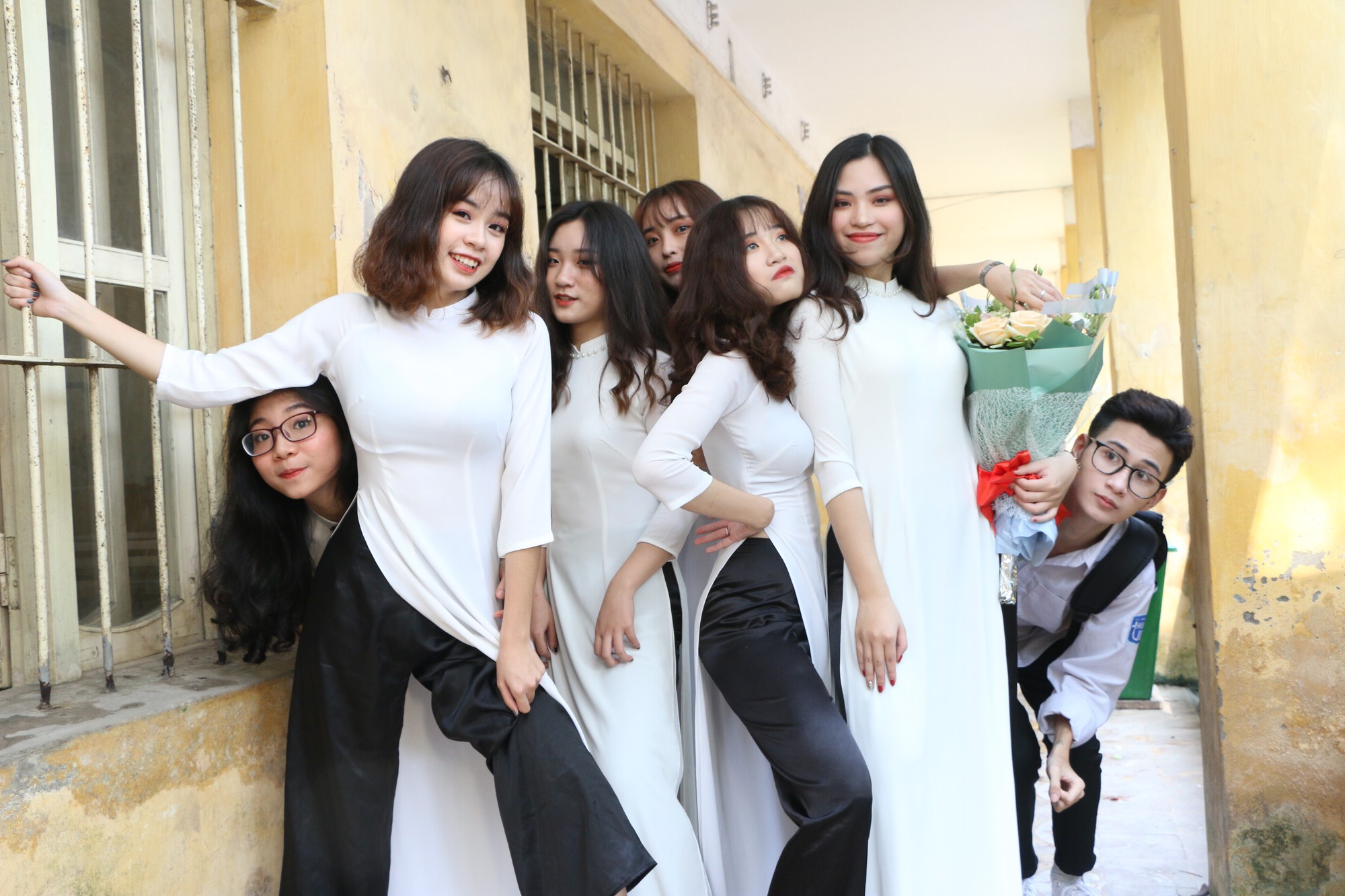 Lễ bế giảng đẫm nước mắt của học sinh tại ngôi trường có nguy cơ đổ sập giữa lòng Hà Nội - Ảnh 3. Lễ bế giảng đẫm nước mắt của học sinh tại ngôi trường có nguy cơ đổ sập giữa lòng Hà Nội - Ảnh 3.