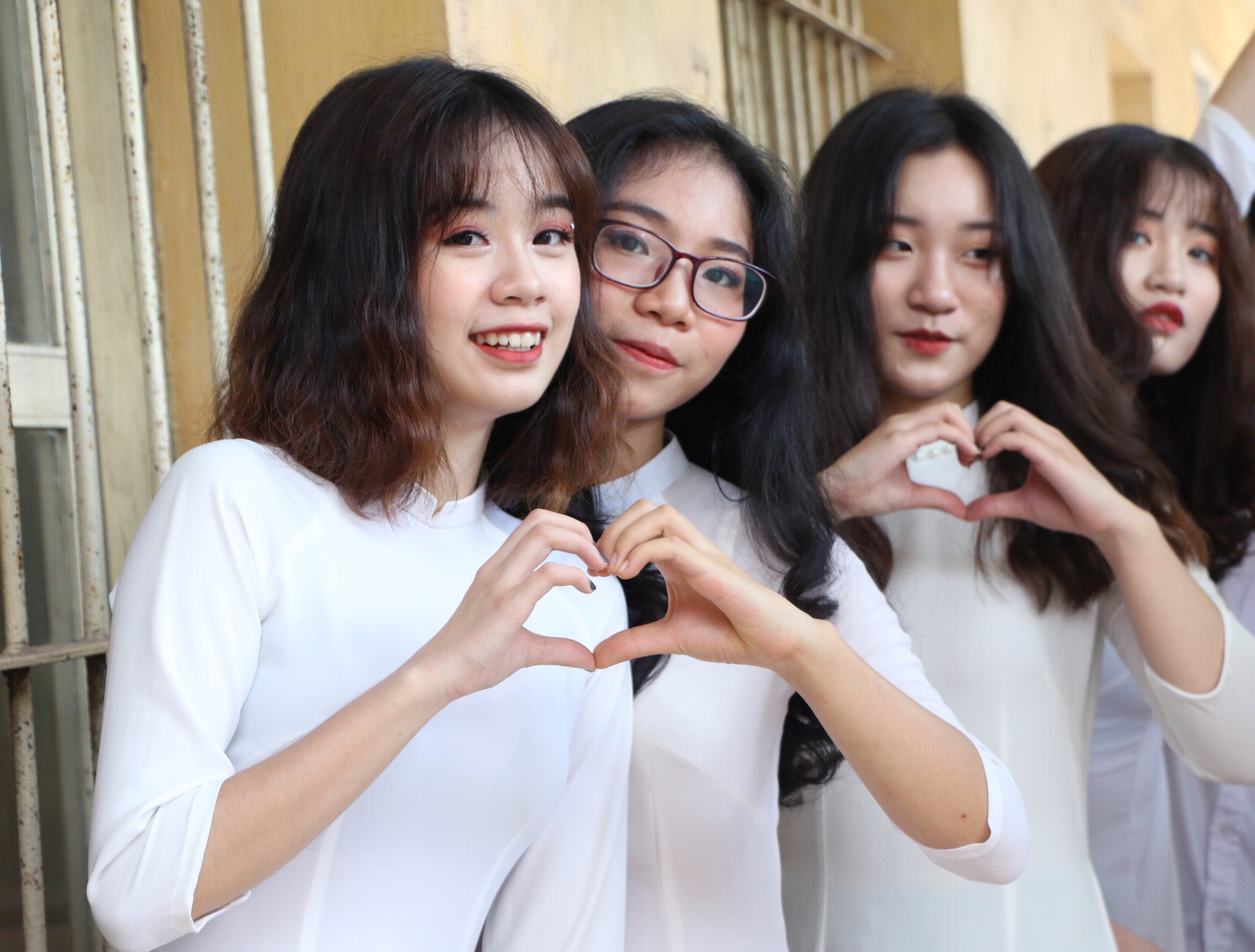 Lễ bế giảng đẫm nước mắt của học sinh tại ngôi trường có nguy cơ đổ sập giữa lòng Hà Nội - Ảnh 2. Lễ bế giảng đẫm nước mắt của học sinh tại ngôi trường có nguy cơ đổ sập giữa lòng Hà Nội - Ảnh 2.