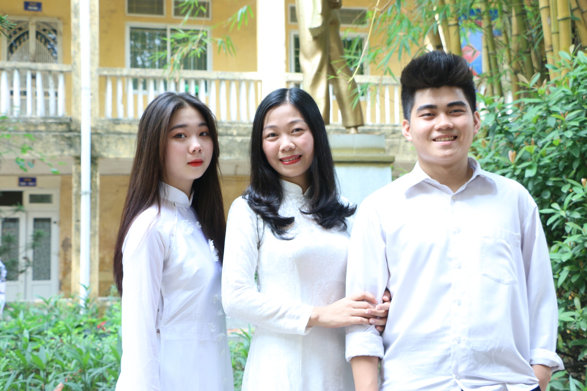 Lễ bế giảng đẫm nước mắt của học sinh tại ngôi trường có nguy cơ đổ sập giữa lòng Hà Nội - Ảnh 6. Lễ bế giảng đẫm nước mắt của học sinh tại ngôi trường có nguy cơ đổ sập giữa lòng Hà Nội - Ảnh 6.