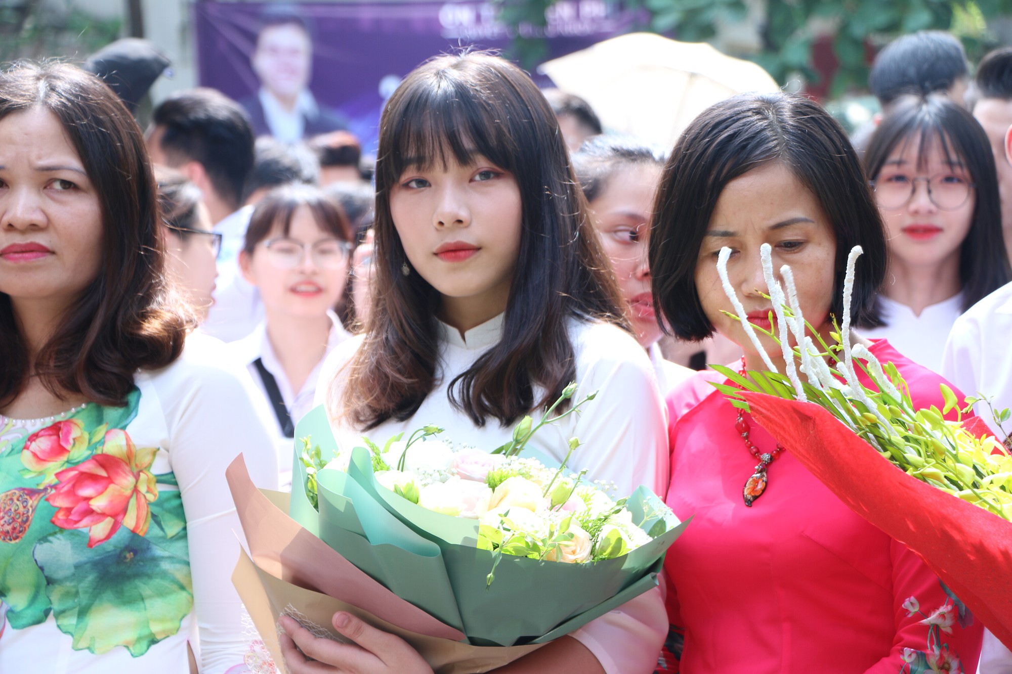 Lễ bế giảng đẫm nước mắt của học sinh tại ngôi trường có nguy cơ đổ sập giữa lòng Hà Nội - Ảnh 7. Lễ bế giảng đẫm nước mắt của học sinh tại ngôi trường có nguy cơ đổ sập giữa lòng Hà Nội - Ảnh 7.