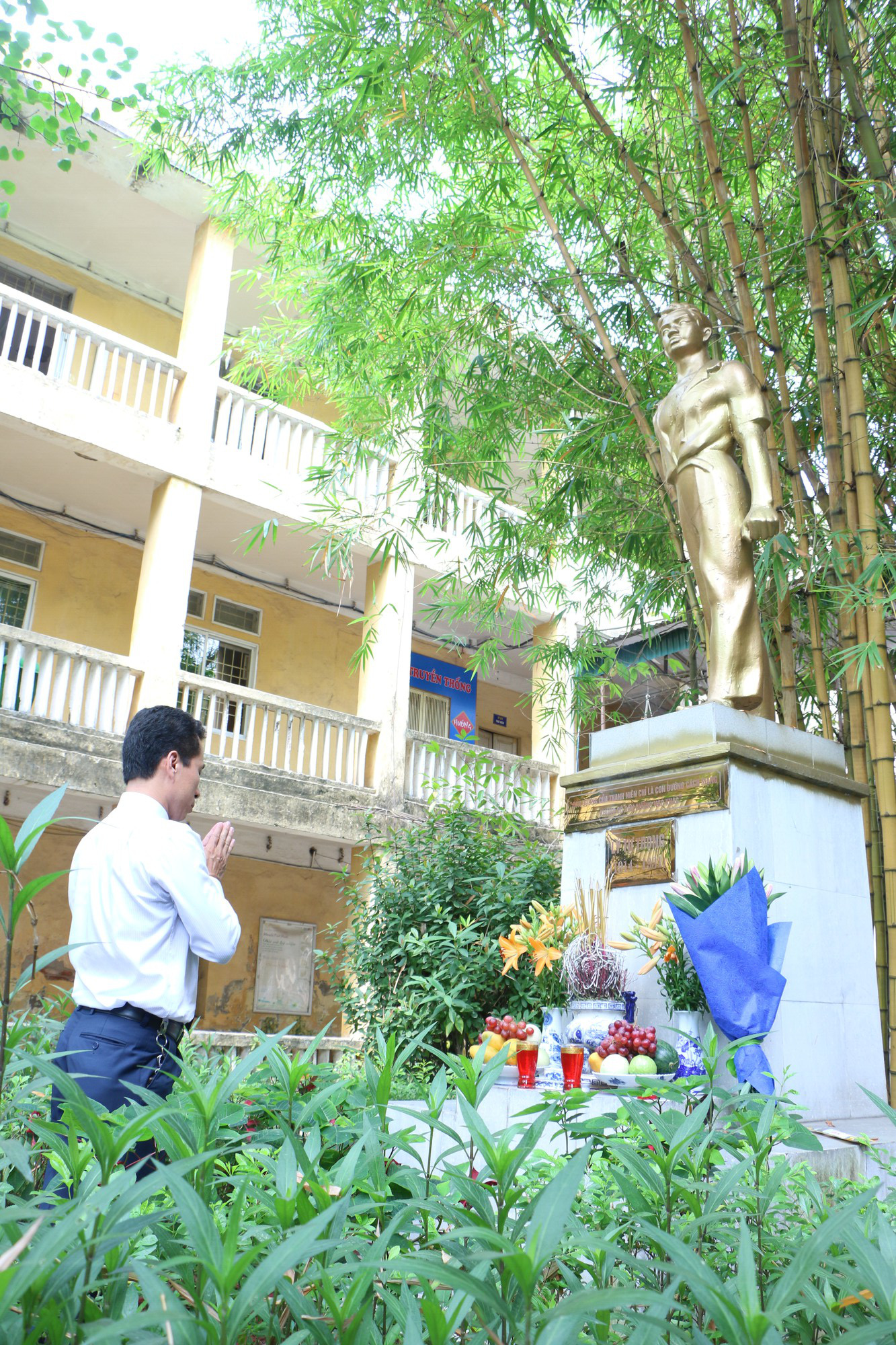 Lễ bế giảng đẫm nước mắt của học sinh tại ngôi trường có nguy cơ đổ sập giữa lòng Hà Nội - Ảnh 8. Lễ bế giảng đẫm nước mắt của học sinh tại ngôi trường có nguy cơ đổ sập giữa lòng Hà Nội - Ảnh 8.