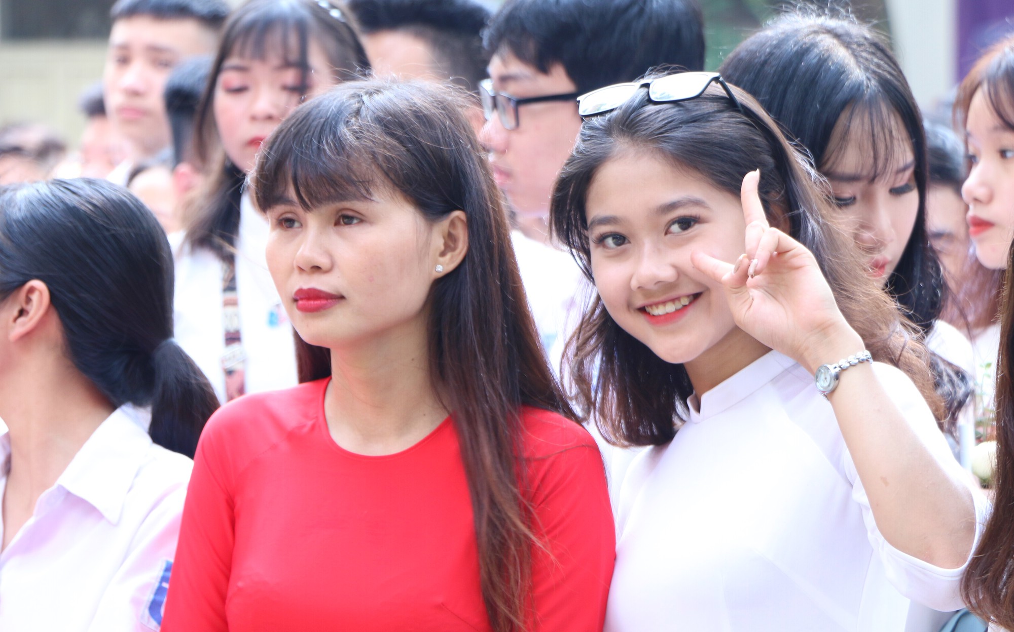 Lễ bế giảng đẫm nước mắt của học sinh tại ngôi trường có nguy cơ đổ sập giữa lòng Hà Nội - Ảnh 9. Lễ bế giảng đẫm nước mắt của học sinh tại ngôi trường có nguy cơ đổ sập giữa lòng Hà Nội - Ảnh 9.