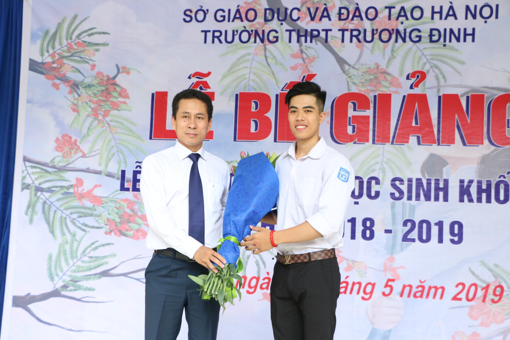 Lễ bế giảng đẫm nước mắt của học sinh tại ngôi trường có nguy cơ đổ sập giữa lòng Hà Nội - Ảnh 1. Lễ bế giảng đẫm nước mắt của học sinh tại ngôi trường có nguy cơ đổ sập giữa lòng Hà Nội - Ảnh 1.