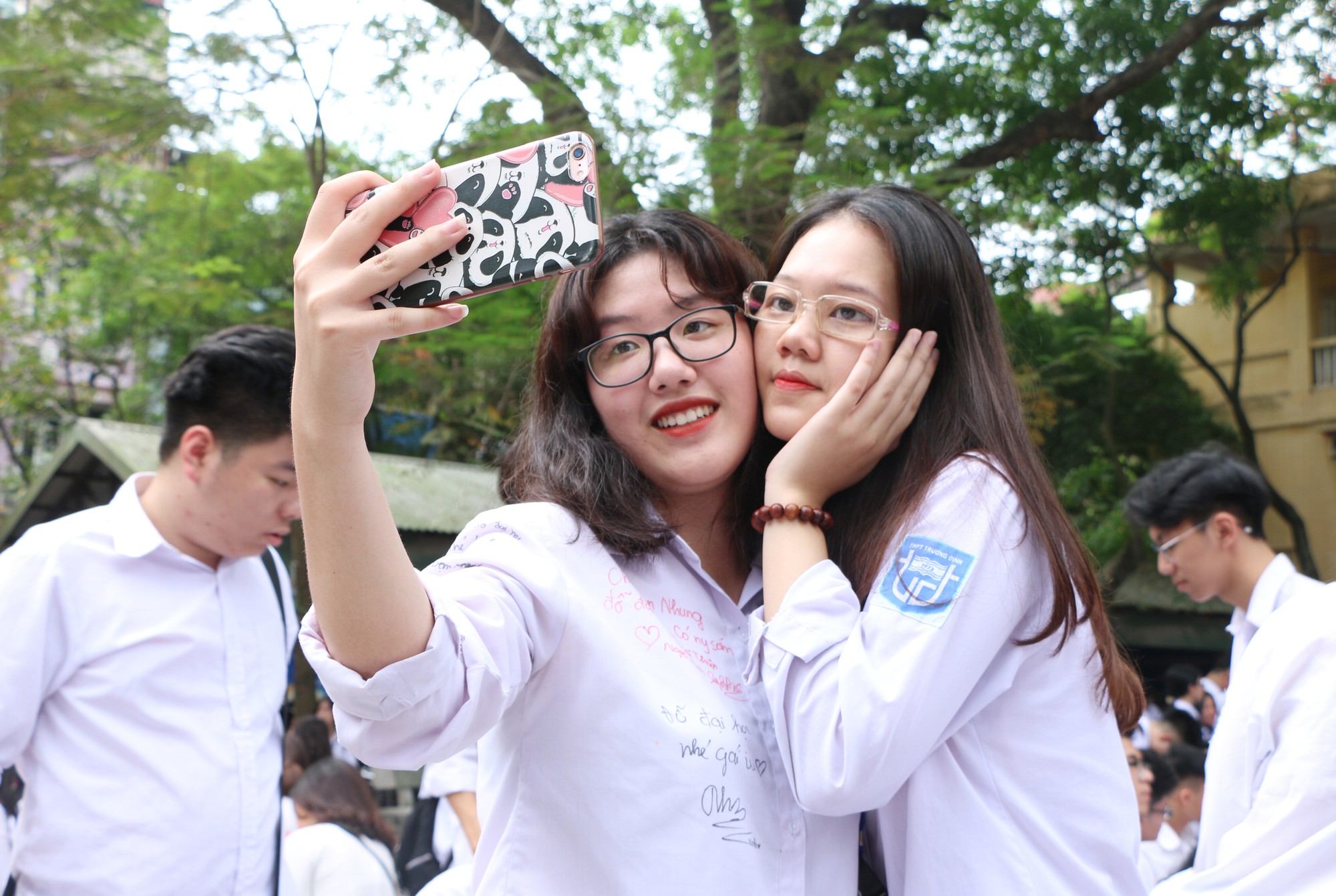 Lễ bế giảng đẫm nước mắt của học sinh tại ngôi trường có nguy cơ đổ sập giữa lòng Hà Nội - Ảnh 16. Lễ bế giảng đẫm nước mắt của học sinh tại ngôi trường có nguy cơ đổ sập giữa lòng Hà Nội - Ảnh 16.