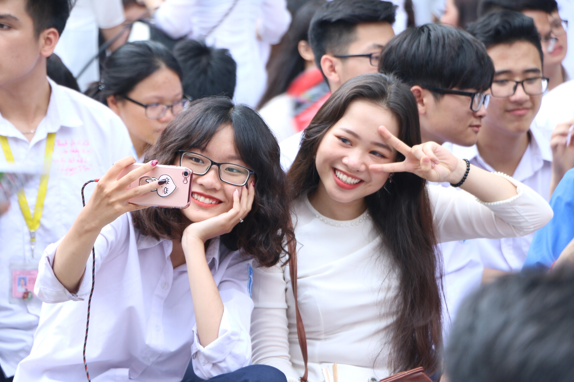Lễ bế giảng đẫm nước mắt của học sinh tại ngôi trường có nguy cơ đổ sập giữa lòng Hà Nội - Ảnh 19. Lễ bế giảng đẫm nước mắt của học sinh tại ngôi trường có nguy cơ đổ sập giữa lòng Hà Nội - Ảnh 19.