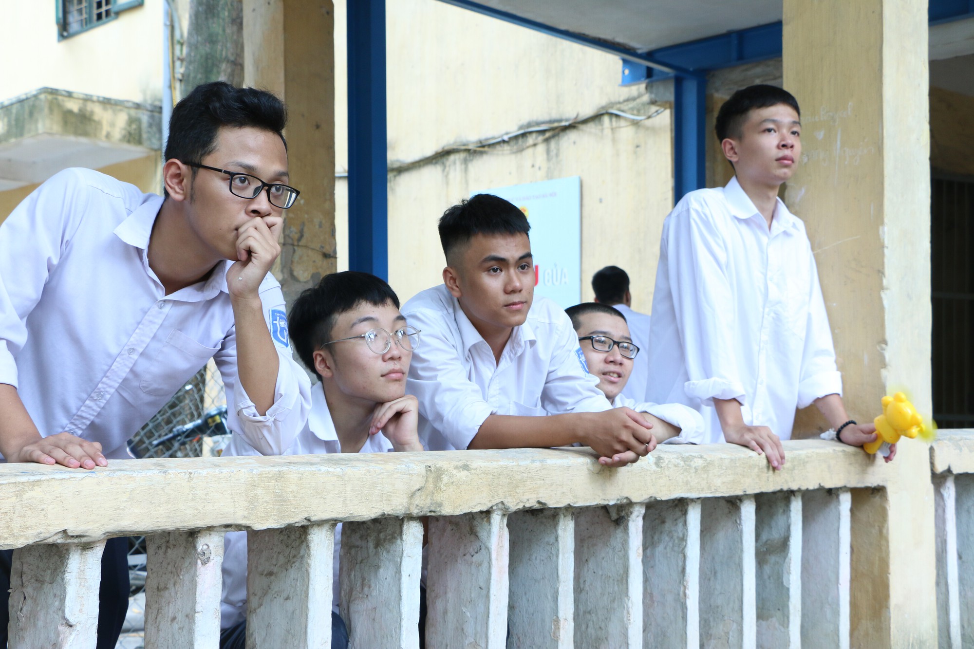 Lễ bế giảng đẫm nước mắt của học sinh tại ngôi trường có nguy cơ đổ sập giữa lòng Hà Nội - Ảnh 15. Lễ bế giảng đẫm nước mắt của học sinh tại ngôi trường có nguy cơ đổ sập giữa lòng Hà Nội - Ảnh 15.