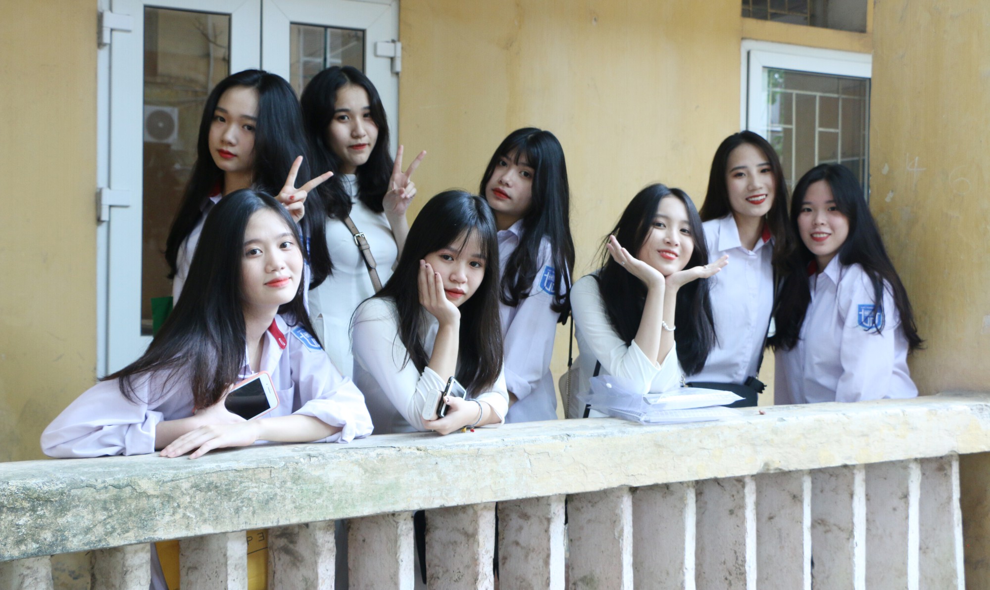 Lễ bế giảng đẫm nước mắt của học sinh tại ngôi trường có nguy cơ đổ sập giữa lòng Hà Nội - Ảnh 20. Lễ bế giảng đẫm nước mắt của học sinh tại ngôi trường có nguy cơ đổ sập giữa lòng Hà Nội - Ảnh 20.