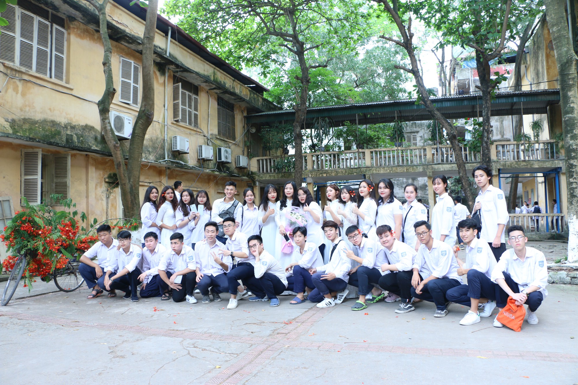 Lễ bế giảng đẫm nước mắt của học sinh tại ngôi trường có nguy cơ đổ sập giữa lòng Hà Nội - Ảnh 21. Lễ bế giảng đẫm nước mắt của học sinh tại ngôi trường có nguy cơ đổ sập giữa lòng Hà Nội - Ảnh 21.