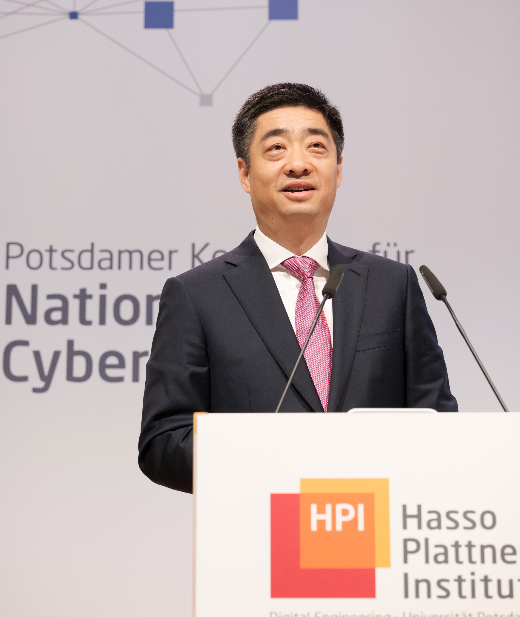 Phó Chủ tịch Huawei: ‘Chúng tôi không muốn xây dựng một bức tường về công nghệ’ - Ảnh 1. Phó Chủ tịch Huawei: ‘Chúng tôi không muốn xây dựng một bức tường về công nghệ’ - Ảnh 1.