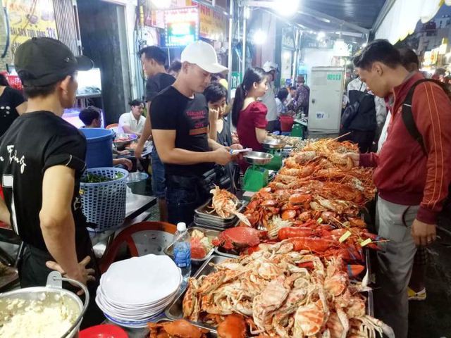 Cua huỳnh đế, tôm hùm giá bạc triệu bán khắp các vỉa hè Sài Gòn - Ảnh 1.