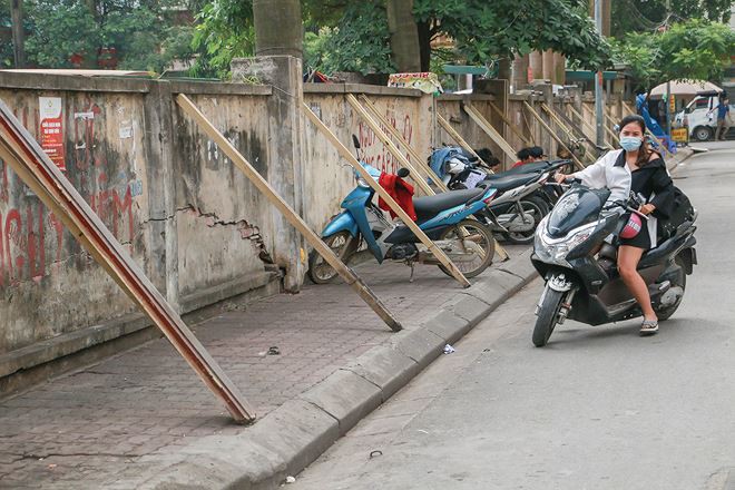 Hà Nội: Thản nhiên ngồi trà đá dưới bức tường chờ sập - Ảnh 1. Hà Nội: Thản nhiên ngồi trà đá dưới bức tường chờ sập - Ảnh 1.