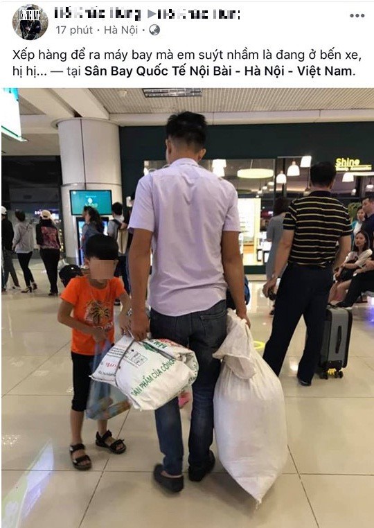 Không có vali, 2 bố con dùng bao tải đựng hành lí khi đi máy bay gây tranh cãi - Ảnh 1. Không có vali, 2 bố con dùng bao tải đựng hành lí khi đi máy bay gây tranh cãi - Ảnh 1.