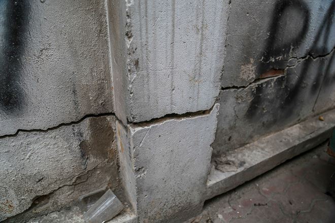 Hà Nội: Thản nhiên ngồi trà đá dưới bức tường chờ sập - Ảnh 10. Hà Nội: Thản nhiên ngồi trà đá dưới bức tường chờ sập - Ảnh 10.