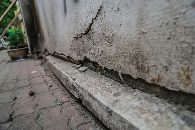 Hà Nội: Thản nhiên ngồi trà đá dưới bức tường chờ sập - Ảnh 11. Hà Nội: Thản nhiên ngồi trà đá dưới bức tường chờ sập - Ảnh 11.