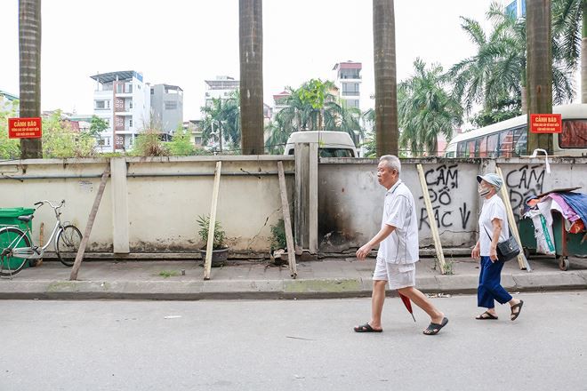 Hà Nội: Thản nhiên ngồi trà đá dưới bức tường chờ sập - Ảnh 12. Hà Nội: Thản nhiên ngồi trà đá dưới bức tường chờ sập - Ảnh 12.