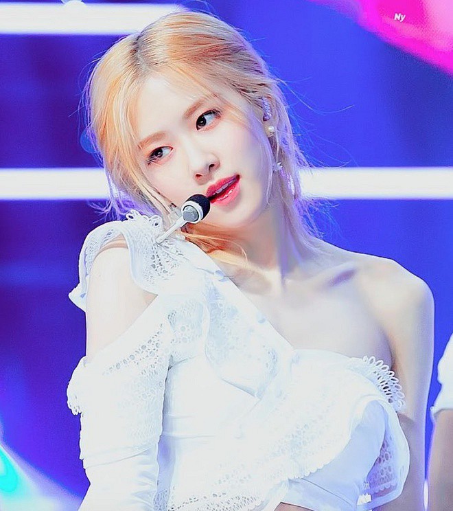 Đâu cần phải đến tận Disney, ở Kpop cũng có những nàng công chúa sở hữu thần sắc tuyệt trần đến khó tin - Ảnh 16. Đâu cần phải đến tận Disney, ở Kpop cũng có những nàng công chúa sở hữu thần sắc tuyệt trần đến khó tin - Ảnh 16.