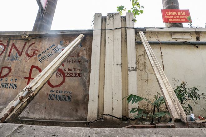 Hà Nội: Thản nhiên ngồi trà đá dưới bức tường chờ sập - Ảnh 2. Hà Nội: Thản nhiên ngồi trà đá dưới bức tường chờ sập - Ảnh 2.