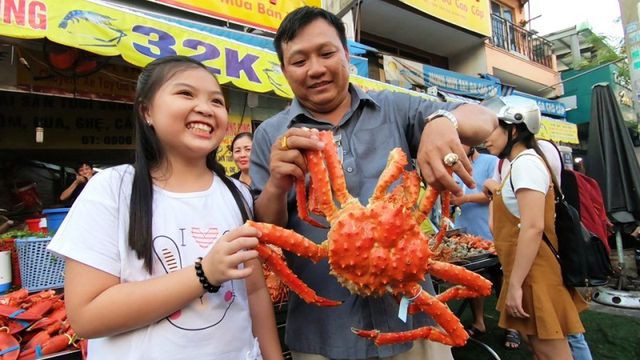 Cua huỳnh đế, tôm hùm giá bạc triệu bán khắp các vỉa hè Sài Gòn - Ảnh 3.