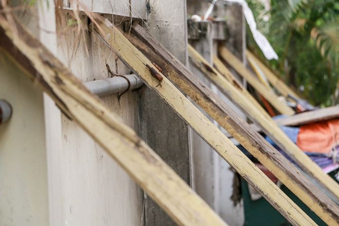 Hà Nội: Thản nhiên ngồi trà đá dưới bức tường chờ sập - Ảnh 3. Hà Nội: Thản nhiên ngồi trà đá dưới bức tường chờ sập - Ảnh 3.