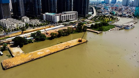 Cận cảnh cầu tàu Ba Son hơn 130 năm tuổi sập xuống sông Sài Gòn - Ảnh 4. Cận cảnh cầu tàu Ba Son hơn 130 năm tuổi sập xuống sông Sài Gòn - Ảnh 4.