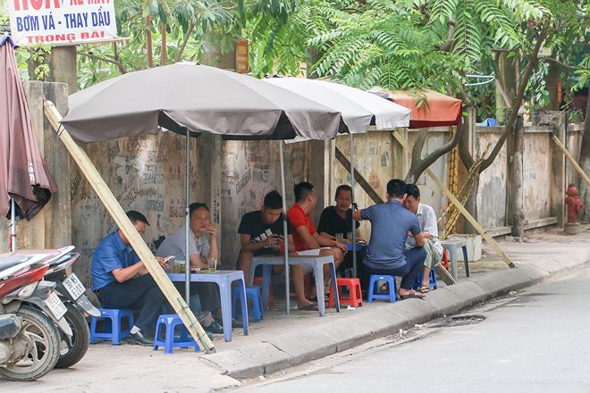 Hà Nội: Thản nhiên ngồi trà đá dưới bức tường chờ sập - Ảnh 4. Hà Nội: Thản nhiên ngồi trà đá dưới bức tường chờ sập - Ảnh 4.