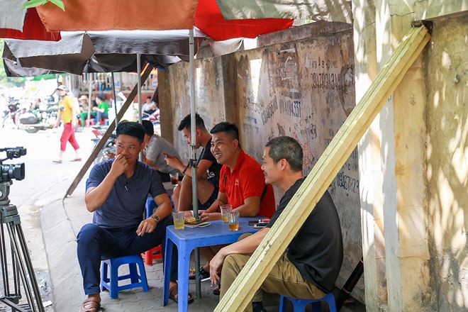 Hà Nội: Thản nhiên ngồi trà đá dưới bức tường chờ sập - Ảnh 5. Hà Nội: Thản nhiên ngồi trà đá dưới bức tường chờ sập - Ảnh 5.
