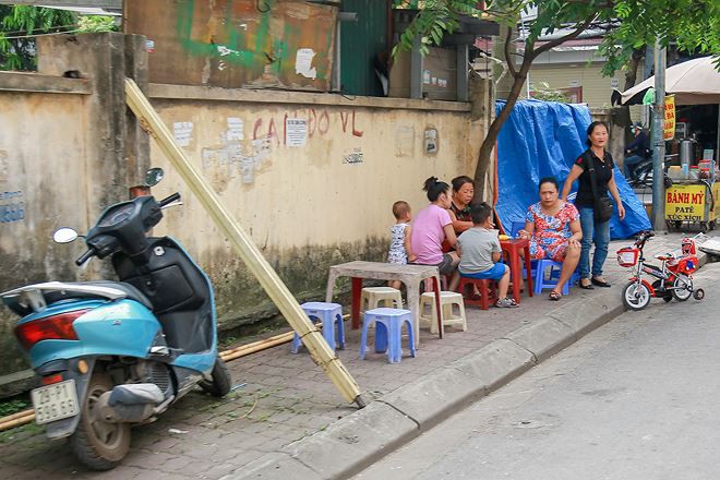 Hà Nội: Thản nhiên ngồi trà đá dưới bức tường chờ sập - Ảnh 6. Hà Nội: Thản nhiên ngồi trà đá dưới bức tường chờ sập - Ảnh 6.
