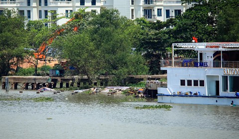 Cận cảnh cầu tàu Ba Son hơn 130 năm tuổi sập xuống sông Sài Gòn - Ảnh 7. Cận cảnh cầu tàu Ba Son hơn 130 năm tuổi sập xuống sông Sài Gòn - Ảnh 7.
