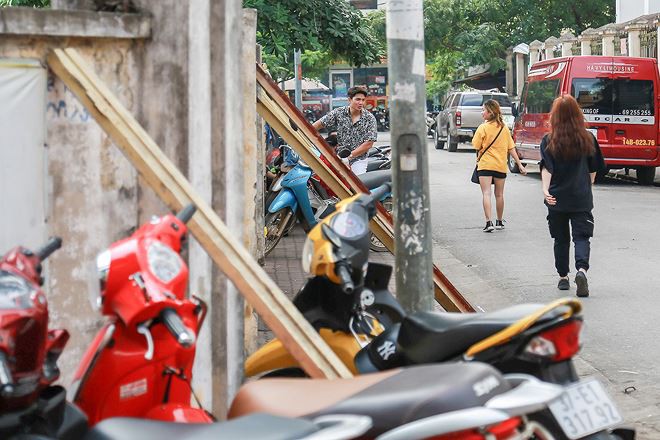 Hà Nội: Thản nhiên ngồi trà đá dưới bức tường chờ sập - Ảnh 7. Hà Nội: Thản nhiên ngồi trà đá dưới bức tường chờ sập - Ảnh 7.