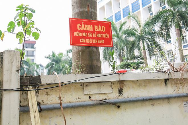 Hà Nội: Thản nhiên ngồi trà đá dưới bức tường chờ sập - Ảnh 8. Hà Nội: Thản nhiên ngồi trà đá dưới bức tường chờ sập - Ảnh 8.