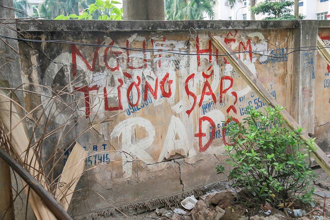 Hà Nội: Thản nhiên ngồi trà đá dưới bức tường chờ sập - Ảnh 9. Hà Nội: Thản nhiên ngồi trà đá dưới bức tường chờ sập - Ảnh 9.