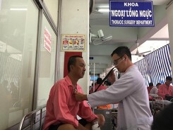 Khám sức khỏe, tá hỏa phát hiện răng giả mắc ở cổ 4 năm