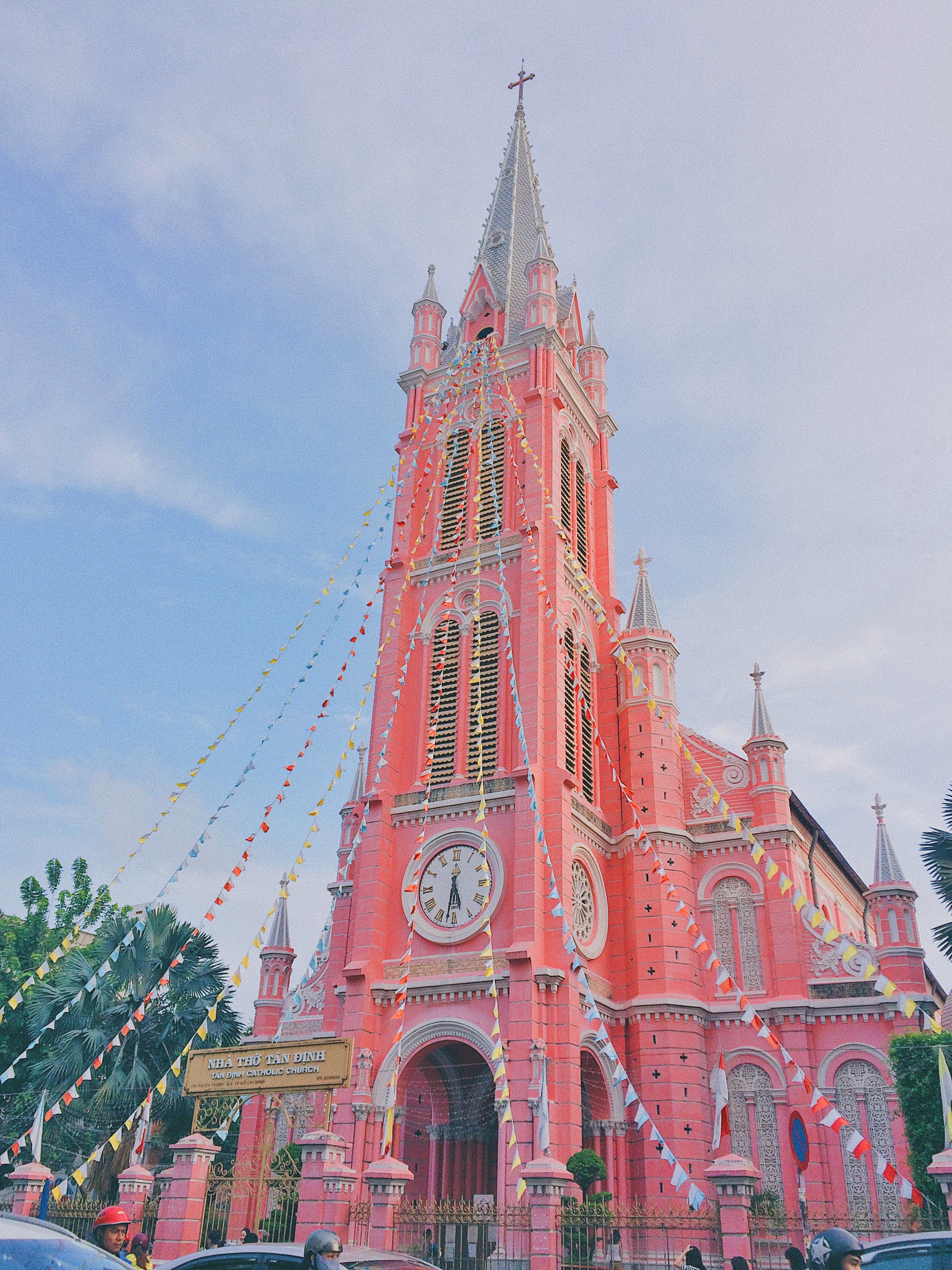 Vẻ đẹp của nhà thờ màu hồng nằm giữa lòng Sài Gòn khiến du khách mê mẩn - Ảnh 2. Vẻ đẹp của nhà thờ màu hồng nằm giữa lòng Sài Gòn khiến du khách mê mẩn - Ảnh 2.
