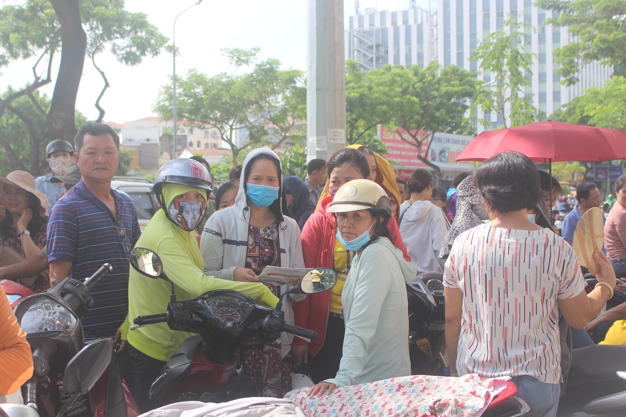 Đề Toán thi vào lớp 10 Trường Phổ thông Năng khiếu: Bài tìm nghiệm phương trình và hình học gây khó cho nhiều thí sinh - Ảnh 6. Đề Toán thi vào lớp 10 Trường Phổ thông Năng khiếu: Bài tìm nghiệm phương trình và hình học gây khó cho nhiều thí sinh - Ảnh 6.