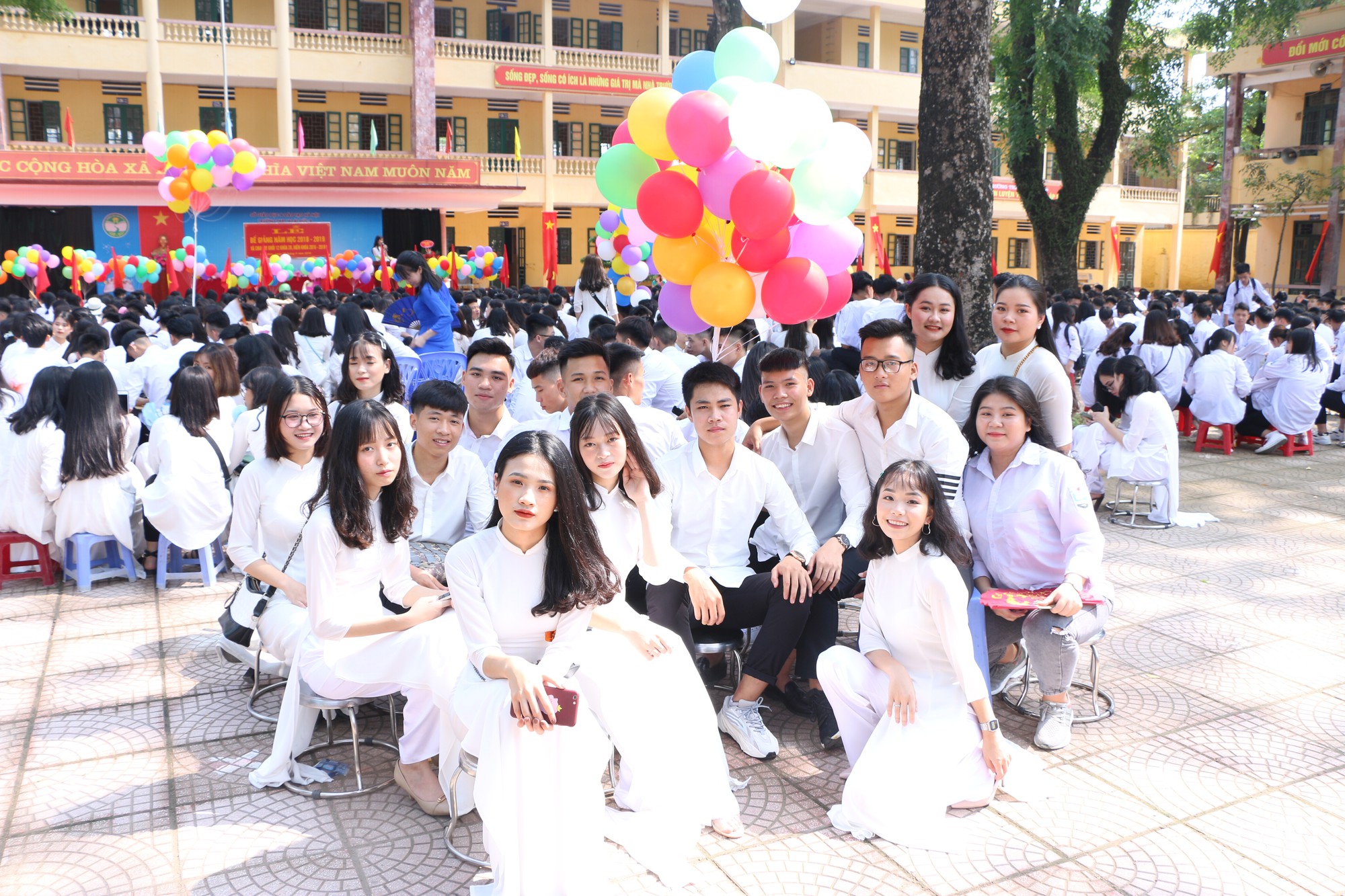 Học sinh lớp 12 trường THPT Hoài Đức B bịn rịn chia tay tuổi học trò trong lễ bế giảng - Ảnh 9. Học sinh lớp 12 trường THPT Hoài Đức B bịn rịn chia tay tuổi học trò trong lễ bế giảng - Ảnh 9.