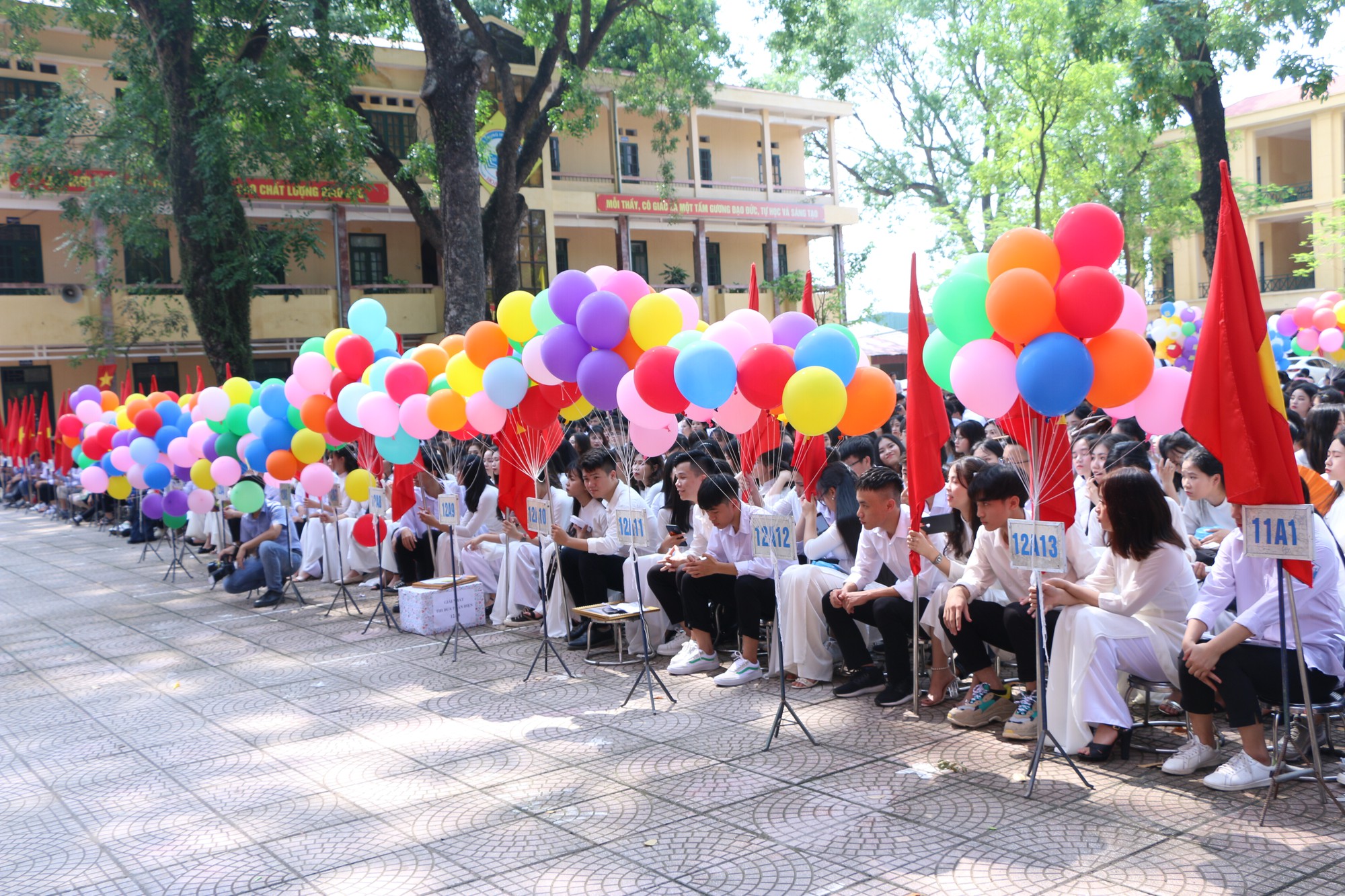 Học sinh lớp 12 trường THPT Hoài Đức B bịn rịn chia tay tuổi học trò trong lễ bế giảng - Ảnh 2. Học sinh lớp 12 trường THPT Hoài Đức B bịn rịn chia tay tuổi học trò trong lễ bế giảng - Ảnh 2.